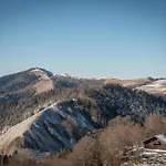A La Montagne Apartment *